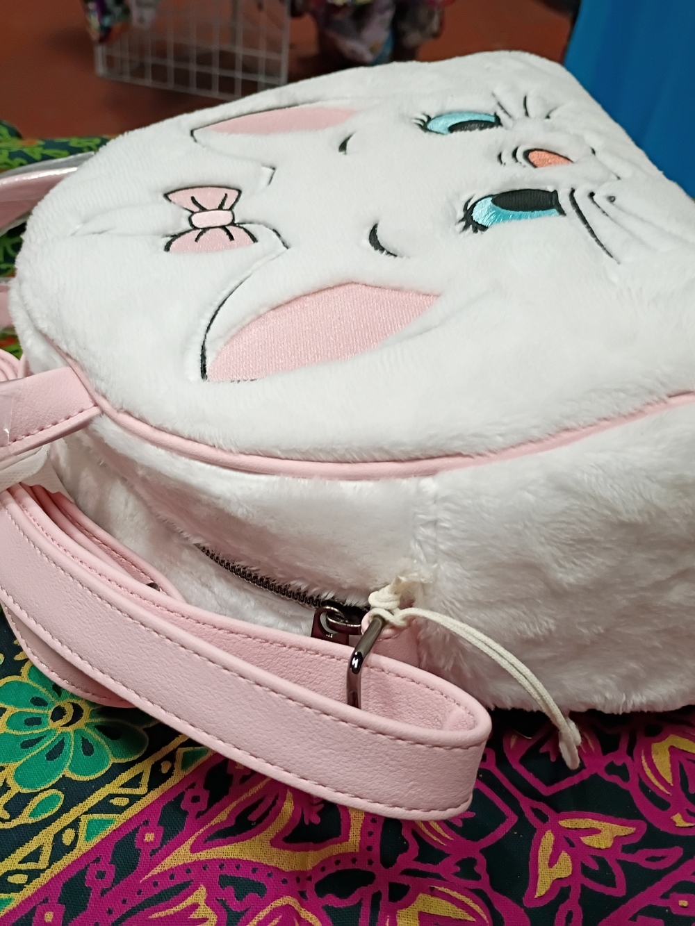 π LOUNGEFLY Marie The Aristocats Faux Fur Purse - Picture 3 of 9